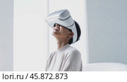 Happy smiling woman Afro American black in futuristic style virtual reality headset in a bright room, in white clothes. In low poly style, showing intelligent AI model with accurate wireframe design. Стоковое AI-видео, аниматор ALLA YURTAYEVA / Фотобанк Лори