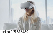 Happy smiling woman Afro American black in futuristic style virtual reality headset in a bright room, in white clothes. In low poly style, showing intelligent AI model with accurate wireframe design. Стоковое AI-видео, аниматор ALLA YURTAYEVA / Фотобанк Лори