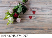 Festive roses on wooden table close-up. Стоковое фото, фотограф Татьяна Ляпи / Фотобанк Лори