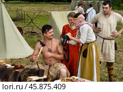 Викинги-реконструкторы рассматривают современный цифровой фотоаппарат (2009 год). Редакционное фото, фотограф Владимир Шипикин / Фотобанк Лори