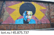 Mural of George Floyd in the Northern Quarter, Manchester. Стоковое видео, видеограф Данил Руденко / Фотобанк Лори