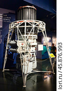 Длиннофокусный зеркально-линзовый телескоп-фотоаппарат "Агат-1" (на подставке). Середина 1960-х гг. в Музее Космонавтики на ВДНХ. Город Москва (2024 год). Редакционное фото, фотограф Александр Тараканов / Фотобанк Лори