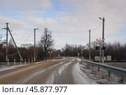 Железнодорожный переезд без шлагбаума в сельской местности. Облачный зимний день. Стоковое фото, фотограф Александр Кузнецов / Фотобанк Лори