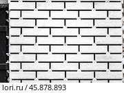 Laying white clinker tiles on the facade of a private house outdoor. Стоковое фото, фотограф Наталья Симакова / Фотобанк Лори