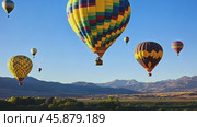 Colorful hot air balloons soaring over scenic mountain landscape. Стоковое AI-видео, аниматор Юрий Поздников / Фотобанк Лори