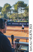 Commentator broadcasting live tennis match from control room. Стоковое AI-видео, аниматор Юрий Поздников / Фотобанк Лори