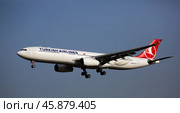 Barcelona, Spain - January 24, 2020: Plane Turkish Airlines airline lands on the runway in an aeroport El Prat city of Barcelona. Редакционное фото, фотограф Яков Филимонов / Фотобанк Лори