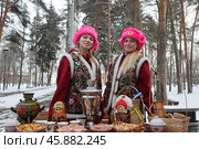 Девушки в традиционных русских костюмах с самоваром. Редакционное фото, фотограф Егор Кузин / Фотобанк Лори