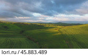 Tuscany aerial sunrise farmland hill landscape (2017 год). Стоковое видео, видеограф Михаил Коханчиков / Фотобанк Лори