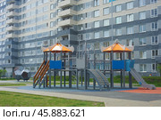 Двор и новостройки многоэтажных домов в городе Екатеринбурге по улице Дорожной 14. Жилищный комплекс "Весна". Courtyard and new buildings of multi-storey buildings in Yekaterinburg on Dorozhnaya street 14, Vesna Housing Complex (2022 год). Стоковое фото, фотограф Юрий Карачев / Фотобанк Лори