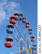 Аттракцион кольцо обозрения на фоне голубого неба. Ferris wheel in the summer morning. Стоковое фото, фотограф Татьяна Д / Фотобанк Лори