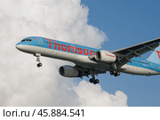 Passenger airplane Thomson in the sky, cloudy blue sky, landing, takeoff (2009 год). Редакционное фото, фотограф Татьяна Лобанова / Фотобанк Лори
