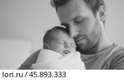 Трогательный момент общения отца со спящим новорожденным ребенком. Стоковое AI-изображение, AI-художник ФотоИнтеллект / Фотобанк Лори