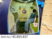 Бытовой отсек транспортного пилотируемого космического корабля серии "Союз". Мемориальный музей космонавтики в Москве на проспекте Мира,111 (2024 год). Редакционное фото, фотограф Александр Тараканов / Фотобанк Лори