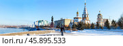 IRKUTSK CITY, RUSSIA - January 02, 2025: Panoramic view of  Lower Embankment of the Angara River and beautiful Epiphany Cathedral - architectural symbol of Irkutsk city on cold winter day. Редакционное фото, фотограф Виктория Катьянова / Фотобанк Лори