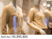 Blurred background. An elegant showcase of an elite store with stylish mannequins in clothes and evening lighting. The concept of shopping and sales. Стоковое фото, фотограф Photojuli / Фотобанк Лори