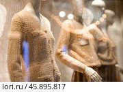 An elegant showcase of an expensive luxury store with stylish mannequins in clothes and evening lighting. The concept of shopping and sales. Стоковое фото, фотограф Photojuli / Фотобанк Лори