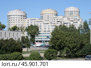 Многоэтажные здания в центре города Екатеринбурга рядом с киноконцертным театром "Космос" Редакционное фото, фотограф Сергей Рябов / Фотобанк Лори