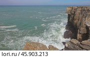 Atlantic coast with rock cliffs and waves. Стоковое видео, видеограф Михаил Коханчиков / Фотобанк Лори
