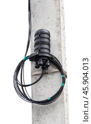 Оптическая муфта для подвесных самонесущих кабелей. Optical coupling for suspended self-supporting cables. Стоковое фото, фотограф Татьяна Д / Фотобанк Лори