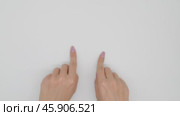 Women's hands showing a heart. Hand gestures on a light background. Стоковое видео, видеограф Катерина Белякина / Фотобанк Лори
