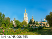 Moscow, Russia - August 30, 2024. Novospassky Monastery, Transfiguration Cathedral and Bell Tower. Редакционное фото, фотограф Григорий Стоякин / Фотобанк Лори