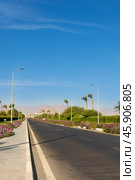 Incredibly beautiful roads and coastline with palm trees near the red sea in the tourist resort of the sunny town of Sharm El Sheikh in Egypt. Стоковое фото, фотограф Григорий Стоякин / Фотобанк Лори