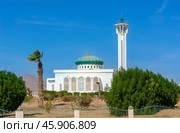 Sharm El Sheikh, Egypt - November 13, 2024: Minaret in traditional oriental style against the blue sky and landscape of the Al Salam Mosque. Редакционное фото, фотограф Григорий Стоякин / Фотобанк Лори