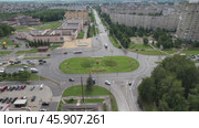 Чебоксары - круговой перекресток около ТЦ Шупашкар (аэросъемка 2022 года) Стоковое видео, видеограф Владислав Самошкин / Фотобанк Лори