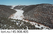 Aerial view of road in Atlas mountains at winter. Стоковое видео, видеограф Михаил Коханчиков / Фотобанк Лори