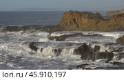 Splashes atlantic ocean waves and flying seagulls. Стоковое видео, видеограф Михаил Коханчиков / Фотобанк Лори