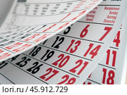 Переворачивание листов календаря с черными и красными цифрами / Flipping of calendar sheets with black and red numbers. Стоковое фото, фотограф Петроченко Мария Петровна / Фотобанк Лори