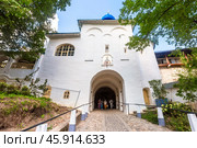 Pskovo-Pechersky Dormition Monastery is Russian Orthodox monastery (2024 год). Редакционное фото, фотограф FotograFF / Фотобанк Лори