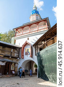 Petrovskaya Tower of The Holy Dormition Pskovo-Pechersky (Pskov-Caves) monastery with old orthodoxy gate icon (2024 год). Редакционное фото, фотограф FotograFF / Фотобанк Лори
