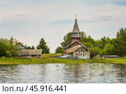 Часовня Петра и Павла в деревне Насоновщина (Волкостров). Карелия. Летний день. Вид с воды. Редакционное фото, фотограф Сергей Цепек / Фотобанк Лори
