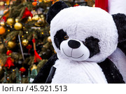 Plush stuffed pandas and Chinese red Christmas lanterns on Tverskaya Street in Moscow. Close-up. The first ever meeting of the Chinese New Year 2024 in Moscow. Стоковое фото, фотограф Photojuli / Фотобанк Лори