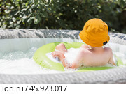 It's a hot day. A cute boy in sunglasses and a panama hat swims on a circle in a foam pool. The concept of summer holidays with children. Стоковое фото, фотограф Photojuli / Фотобанк Лори