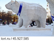 Город Тюмень. Фигура медведя Папа Миша возле здания цирка. Редакционное фото, фотограф Александр Тараканов / Фотобанк Лори