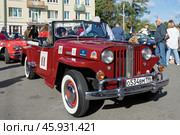 Американский  автомобиль Виллис Джипстер солнечным днем. Ретроралли "Петербург-2024". Петергоф. Редакционное фото, фотограф Виктор Карасев / Фотобанк Лори