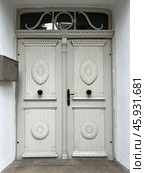 Старая стильная дверь с декорацией. An old stylish door with decoration. Стоковое фото, фотограф Александр Рыбалка / Фотобанк Лори