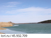 Легкомоторный самолёт над искусственным водоёмом обводненный карьер Рудас затянутый тающим бирюзовым льдом. Деревня Манушкино, Колтушское городское поселение, Всеволожский район, Ленинградская область. (2019 год). Стоковое фото, фотограф Сергей Комаров / Фотобанк Лори