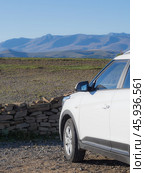 Hyundai CRETA car is parked overlooking the Caucasian Ridge (2021 год). Редакционное фото, фотограф Татьяна Лобанова / Фотобанк Лори