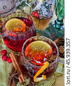 Mulled wine on the Christmas table. Стоковое фото, фотограф Марина Володько / Фотобанк Лори