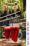 Mulled wine on the Christmas table. Стоковое фото, фотограф Марина Володько / Фотобанк Лори