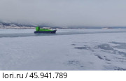 Hovercraft is rapidly rushing through the snowy ice field of the winter lake baikal. safe khivus hovercraft. cold cloudy natural landscape, endless expanses to the horizon. slow motion. Стоковое видео, видеограф ЛУНИНА ВЕРОНИКА / Фотобанк Лори