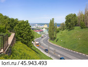 Живописный вид в Нижнем Новгороде с Похвалинским съездом и Стрелкой (2019 год). Редакционное фото, фотограф Солодовникова Елена / Фотобанк Лори