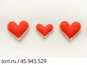 Красные сердечки из фетра. Красные сердечки ручной работы. Фон из красных сердчек. Фон к дню валентина. Red felt hearts. Handmade red hearts. Red hearts background. Valentine's Day background. Стоковое фото, фотограф Ольга Митряева / Фотобанк Лори