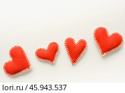 Красные сердечки из фетра. Красные сердечки ручной работы. Фон из красных сердчек. Фон к дню валентина. Red felt hearts. Handmade red hearts. Red hearts background. Valentine's Day background. Стоковое фото, фотограф Ольга Митряева / Фотобанк Лори