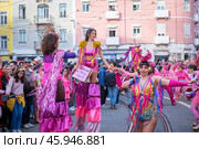 Carnival parade in streets of Lisbon by artistic collective Clandestine Colombina (2024 год). Редакционное фото, фотограф Дмитрий Рухленко / Фотобанк Лори