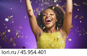 Young African American woman dancing against a purple studio background with confetti falling. Joyful woman celebrating life. Happy excited girl dance among a violet backdrop. Party Time. Medium shot. Стоковое AI-видео, аниматор Марина Демидюк / Фотобанк Лори